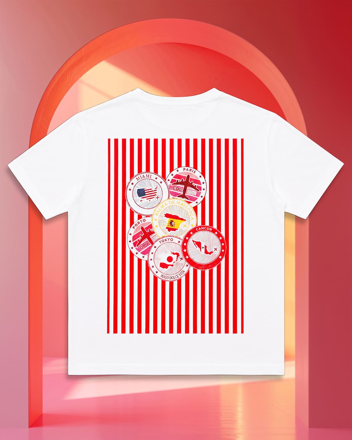 T-shirt Mago Travel Rouge dos avec écussons des destinations Miami Paris Tokyo